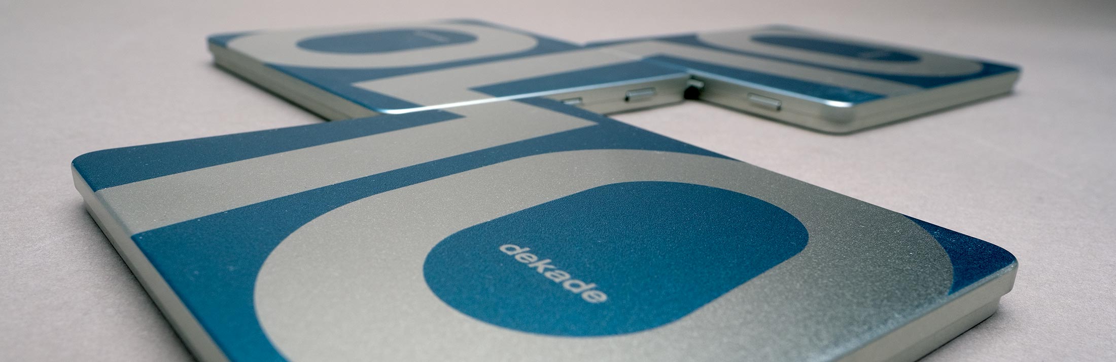 dekade, Musik Compilation, CD Cover, CD Metallhülle, Cover Artwork, Cover, Arrangement, Header