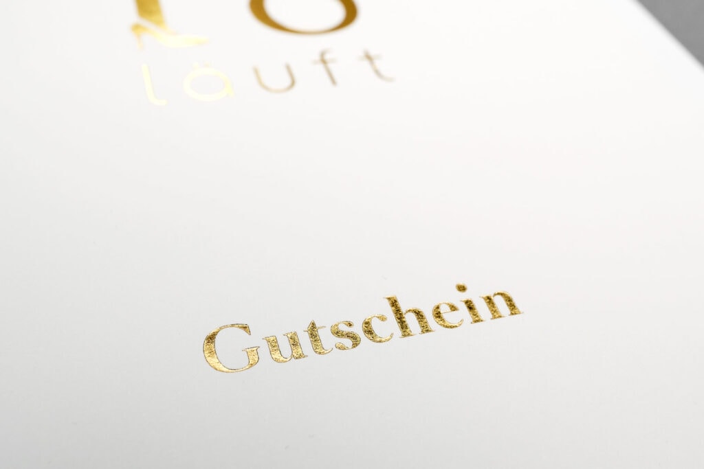 P8 Goldfolie Detail Titel P8 Goldfolie Gutschein Vorderseite Detail Goldfolie
