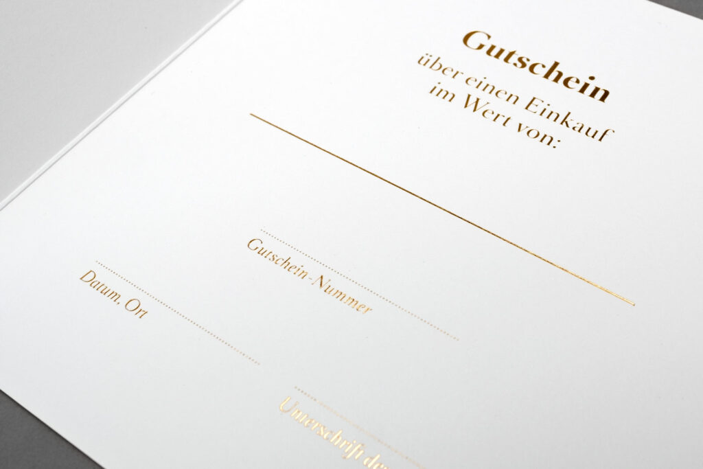 P8_Gutschein_Detail-Innen P8 Gutschein, Ansicht Innen, Detail Goldfolienprägung