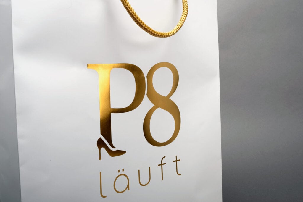 P8_Tasche_Detail P8 läuft, Tasche, Heißfolienprägung Gold, aussen, Detail