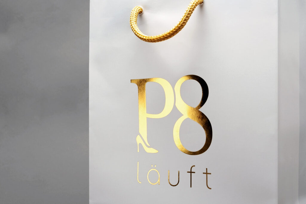 P8_Tasche_Detail-2 P8 läuft, Tasche, Heißfolienprägung Gold, aussen, Detailansicht