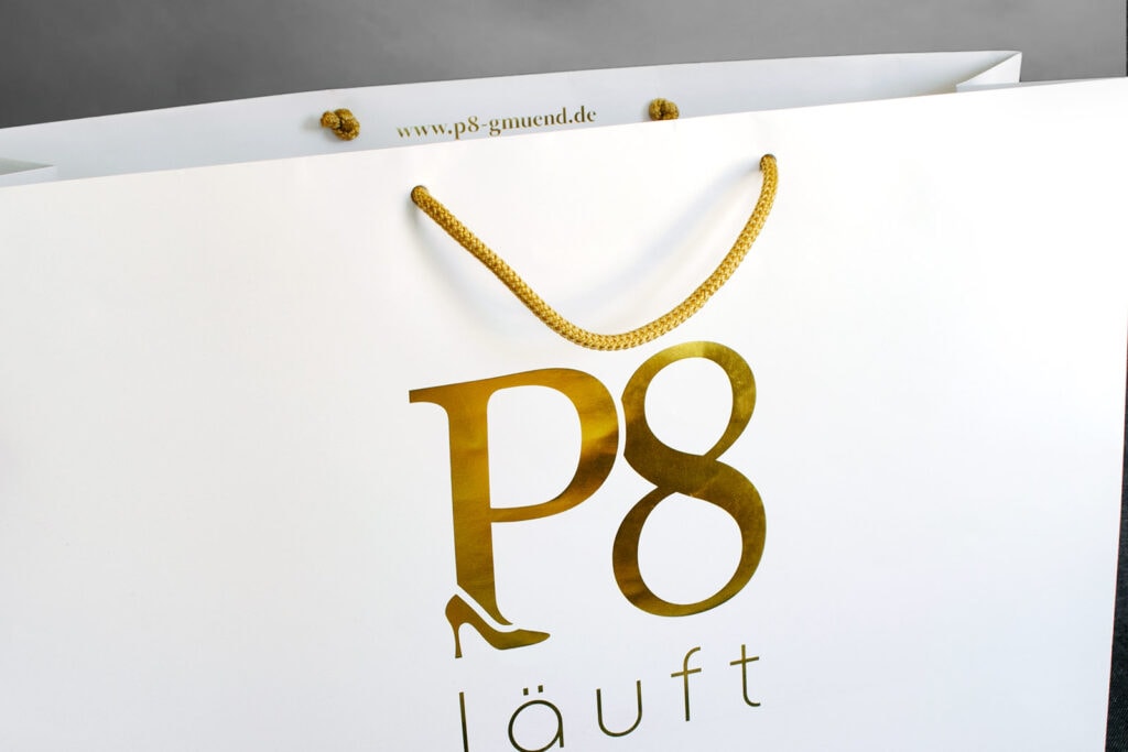 P8_Tasche_Detail_Innenpraegung P8 läuft, Tasche, Heißfolienprägung Gold, Detail, innen und außen