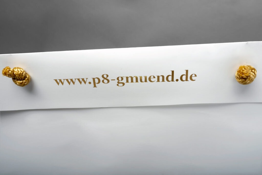 P8_Tasche_Innenpraegung P8 läuft, Tasche, Heißfolienprägung Gold, innen, Detail