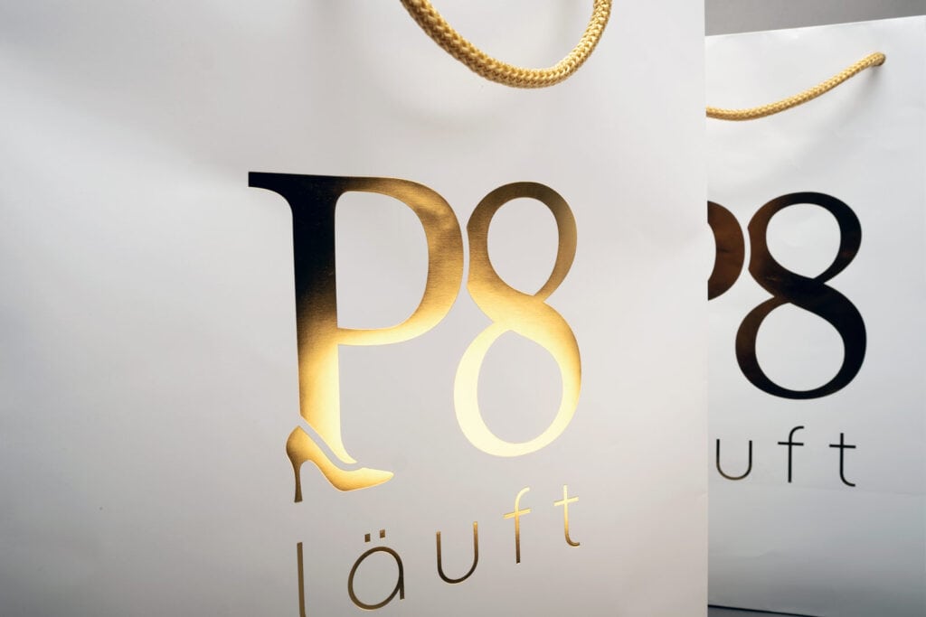 P8_Taschen_2er_Detail P8 läuft, Taschen, Heißfolienprägung Gold, aussen, Detail